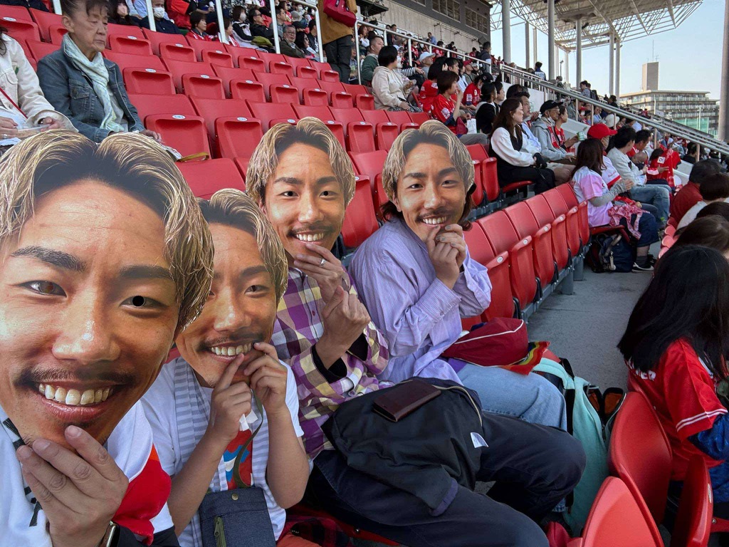 観客みんな、山下選手の顔パネルを持っている